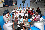 bequeme Sitze am Stand des Münchner Flughafens am Stachus (Foto: martin Schmitz)